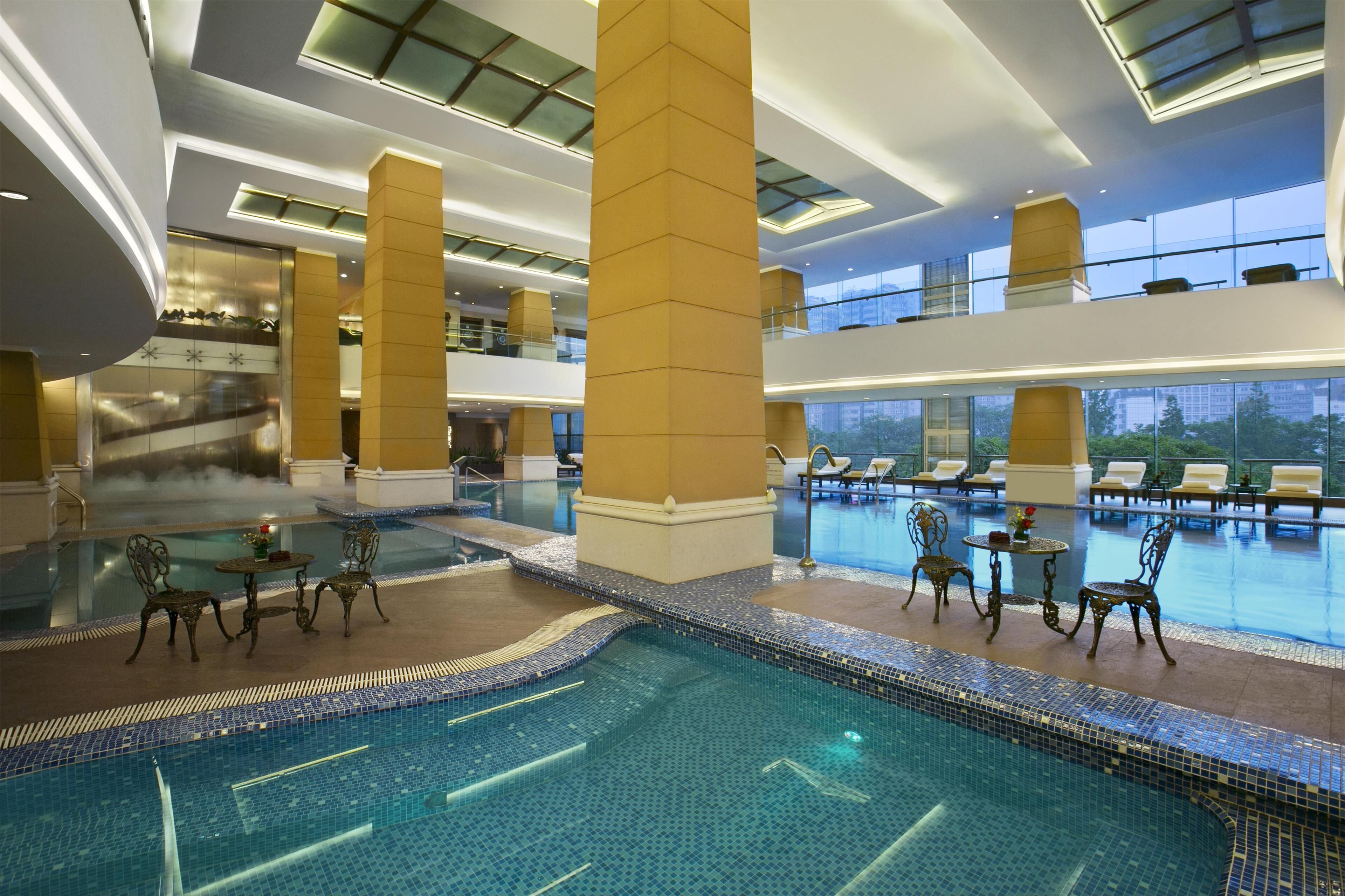 室内游泳池，日光浴躺椅