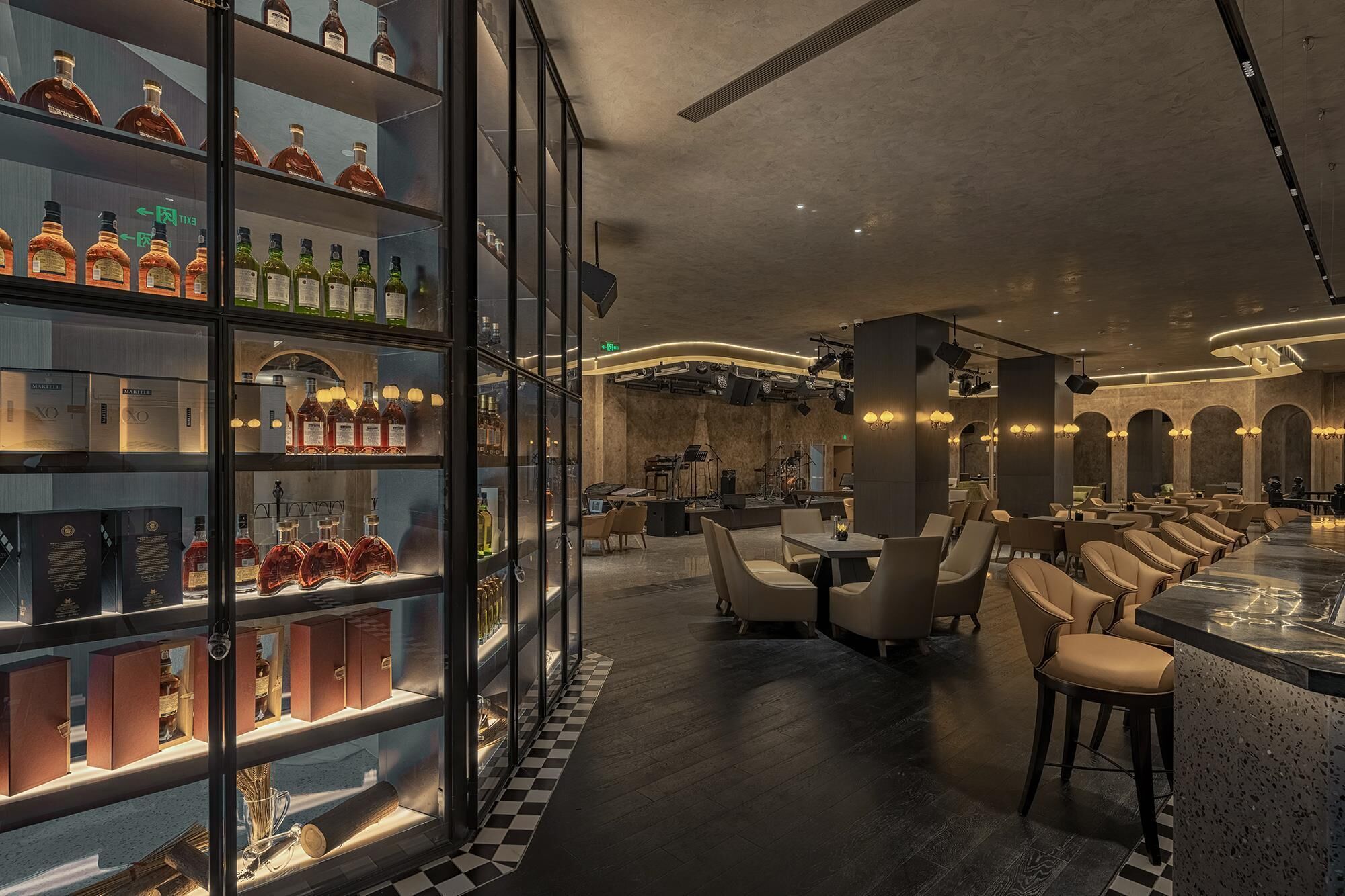 3 restaurants, breakfast, lunch, dinner served; international cuisine