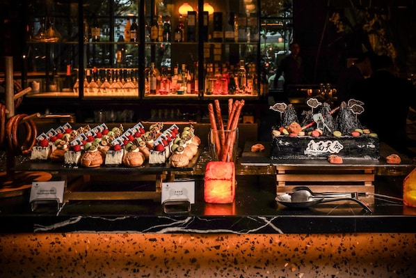 3 restaurants, breakfast, lunch, dinner served; international cuisine