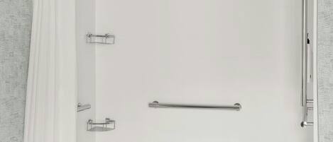 Un baño moderno con bañera, ducha y un perchero para toallas.