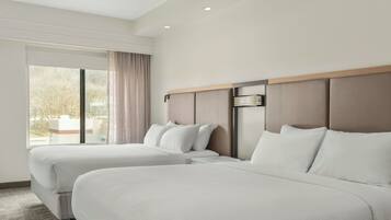 Suite, flere senger | Senger med overmadrass, safe på rommet, skrivebord og strykejern/-brett