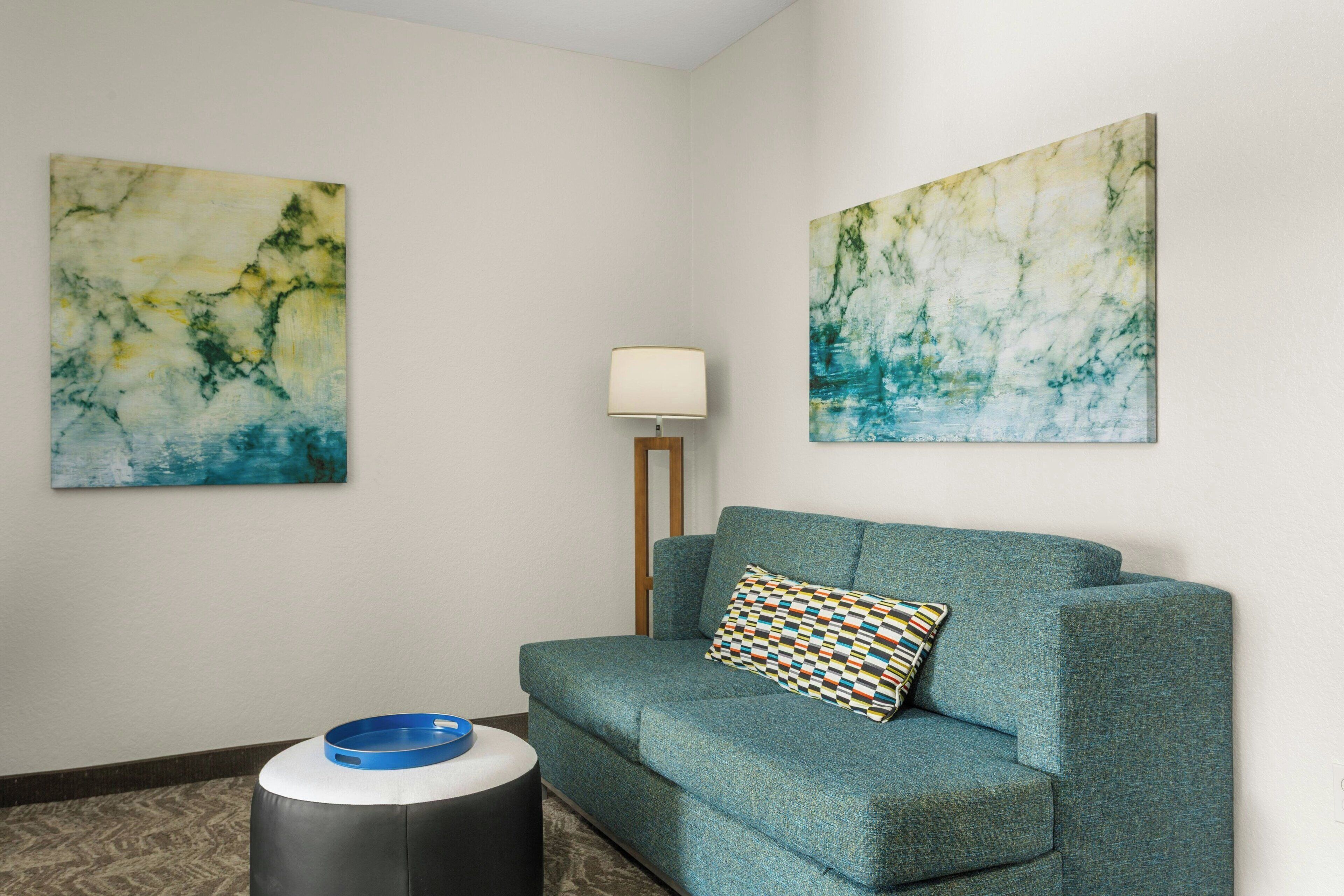 Bäddmadrasser, värdeförvaringsskåp på rummet och skrivbord