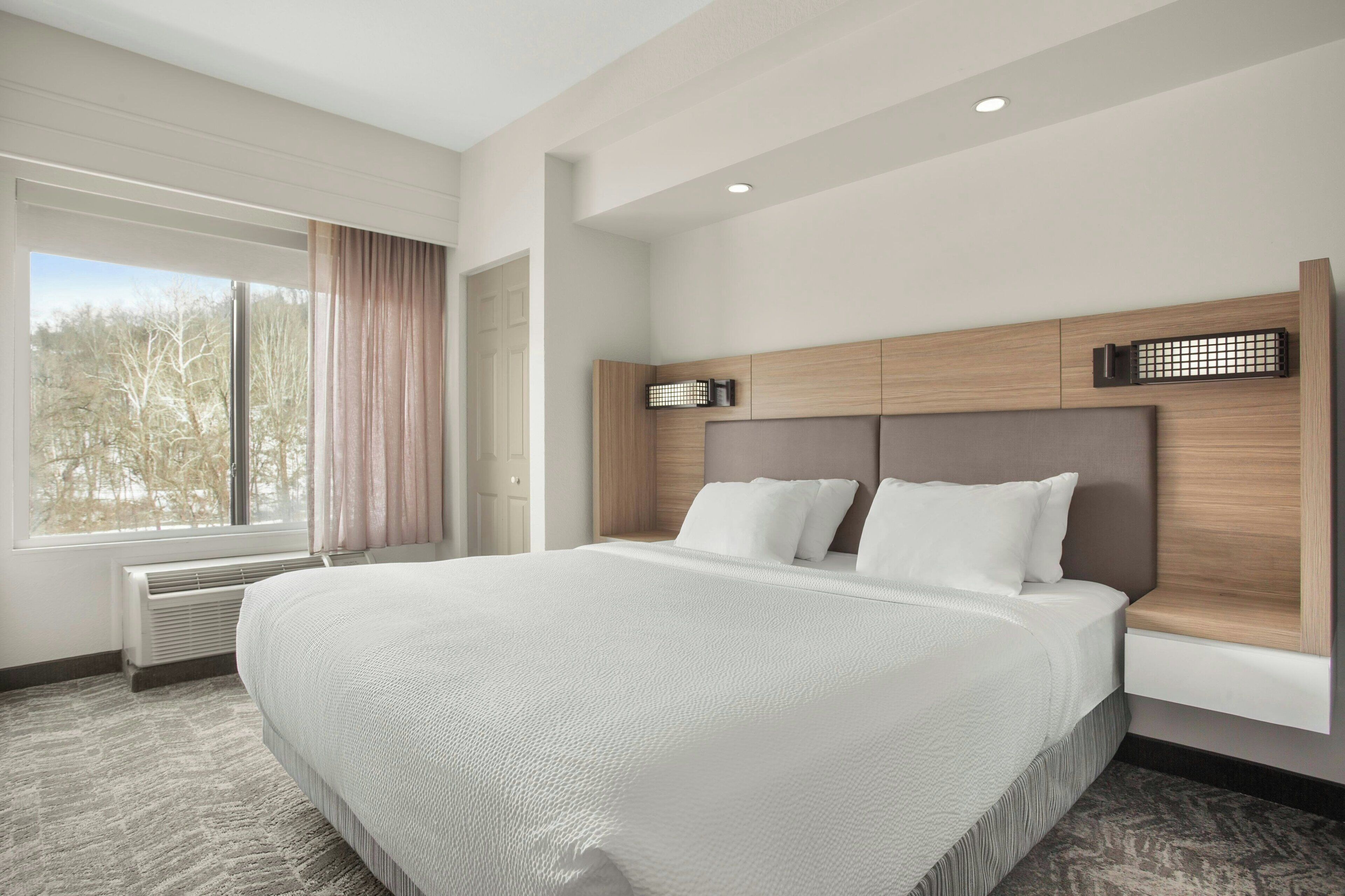 Suite, 1 letto king con divano letto | Materassi a doppio strato, una cassaforte in camera, una scrivania