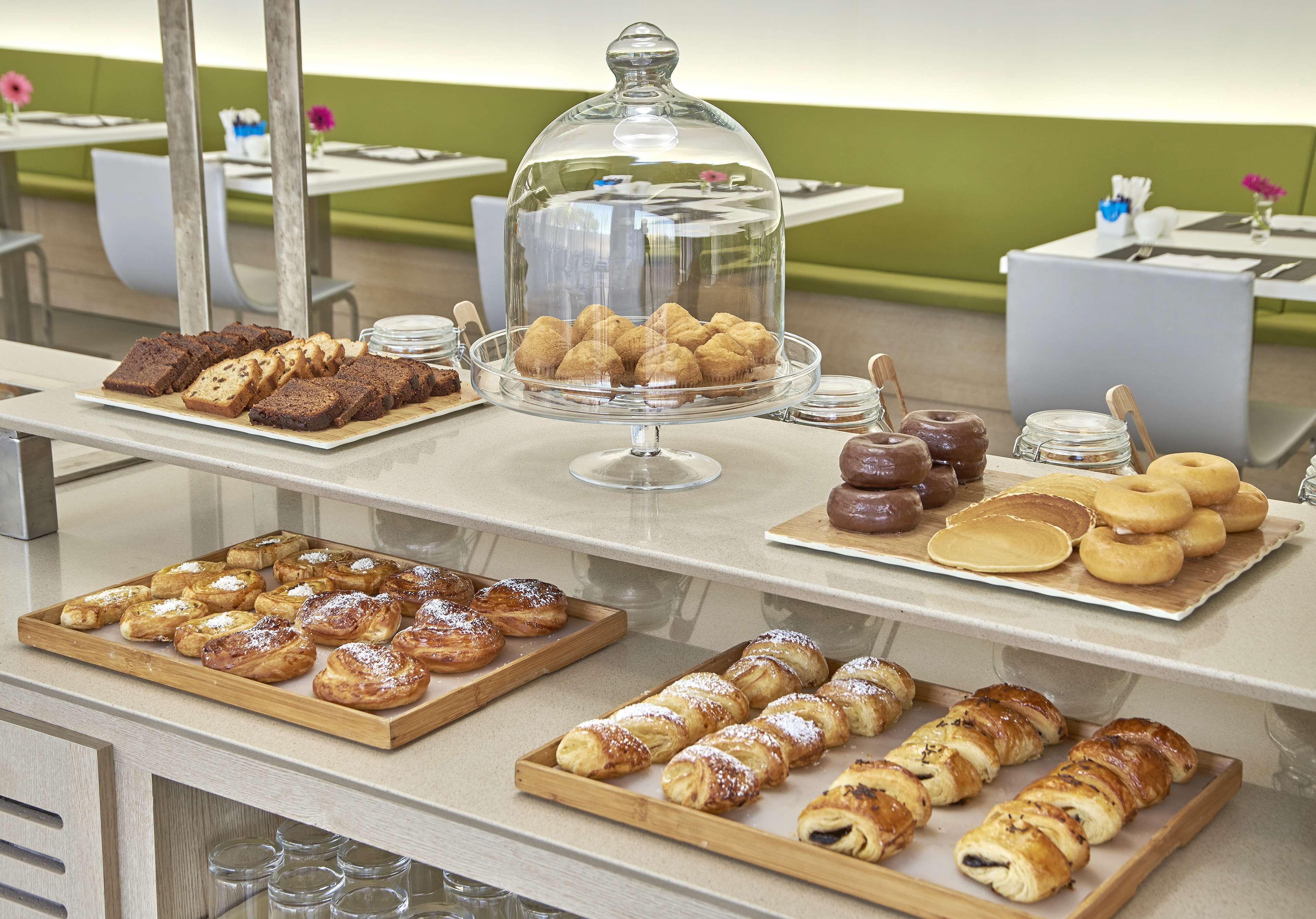 daily buffet breakfast for a fee