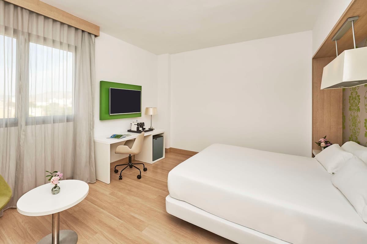 Minibar, Zimmersafe, Schreibtisch, laptopgeeigneter Arbeitsplatz