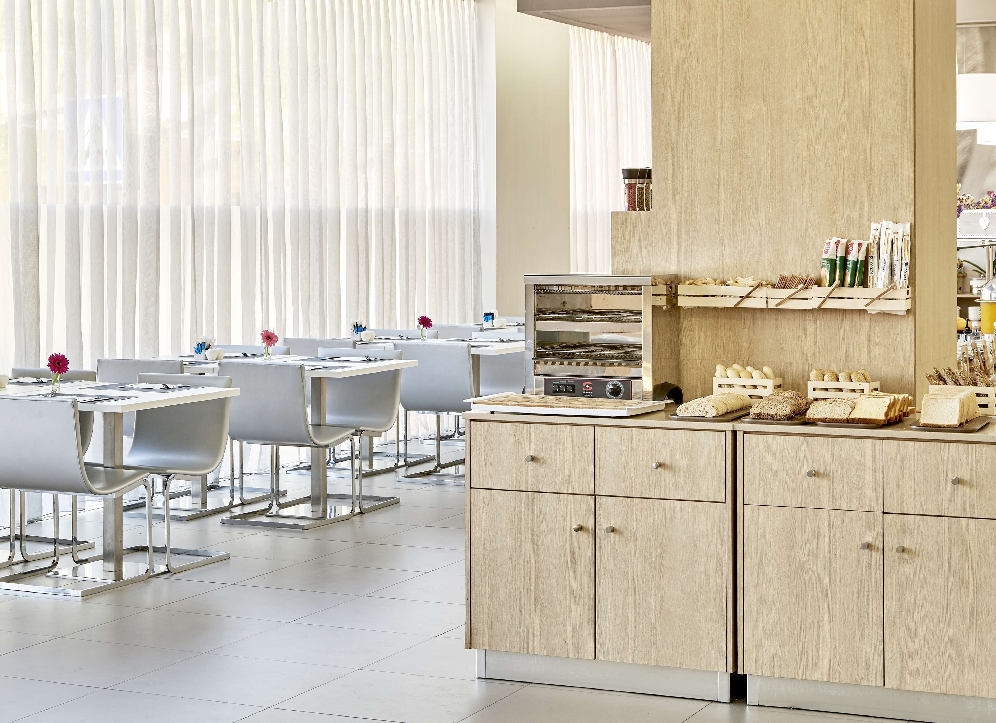 daily buffet breakfast for a fee