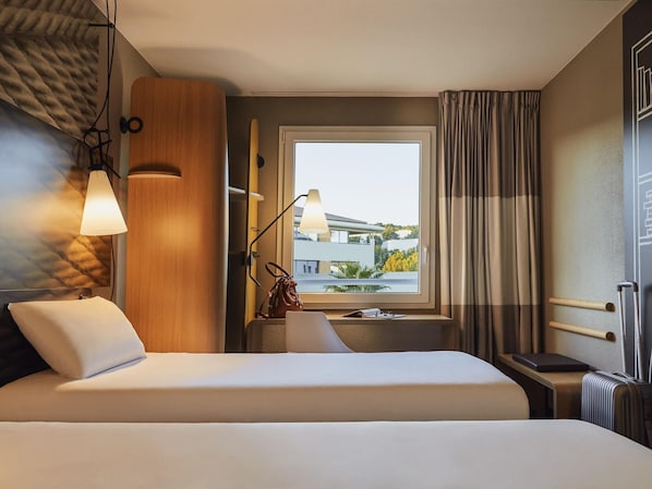 Premium bedding, pillowtop beds, desk, blackout drapes - Ibis La Ciotat (La Ciotat)