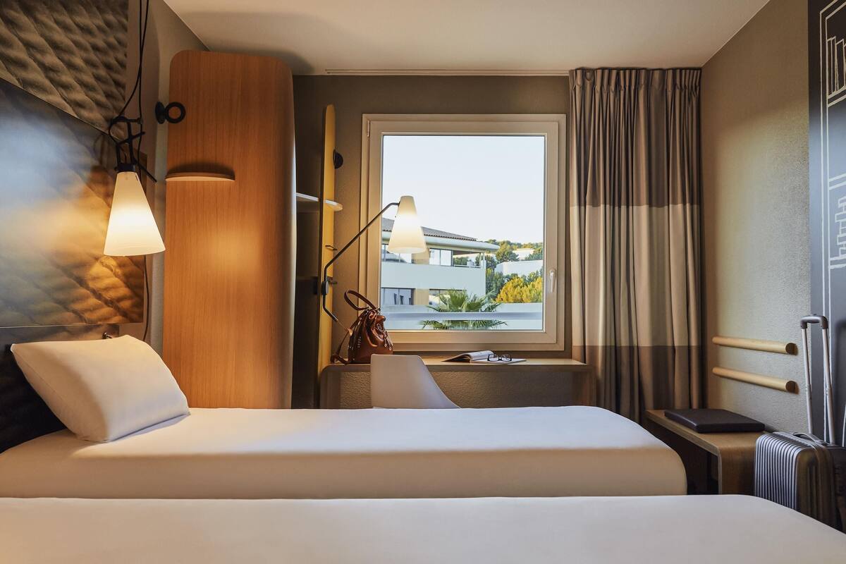 Premium bedding, pillowtop beds, desk, blackout drapes