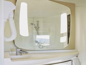 Chambre Standard avec lits jumeaux | Literie de qualité supérieure, surmatelas, bureau, rideaux occultants