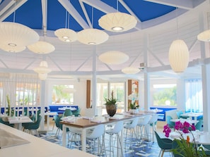 Petit déjeuner, déjeuner et dîner servis sur place, vue sur la piscine