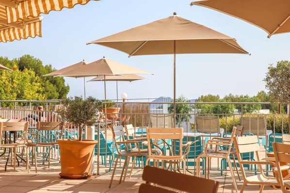 Breakfast, lunch, dinner served; local cuisine, pool views  - Ibis La Ciotat (La Ciotat)