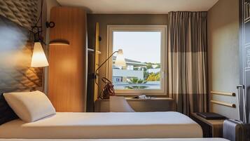 Luxe beddengoed, pillowtop-bedden, een bureau, verduisterende gordijnen