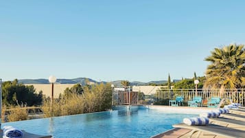 Piscine extérieure (ouverte en saison), parasols de plage