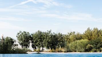 Piscine extérieure (ouverte en saison), parasols de plage