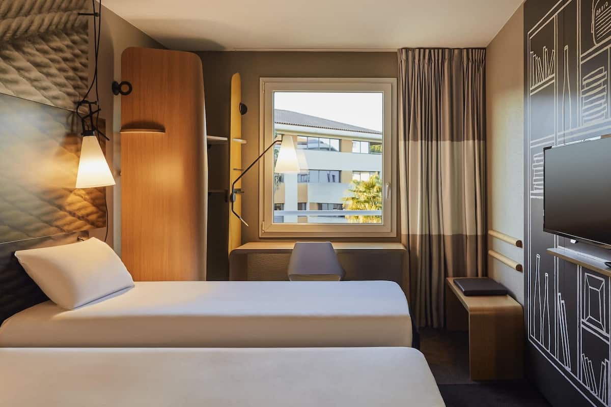 Classic Twin Room, Smoking | Premium bedding, pillow-top beds, desk, blackout curtains