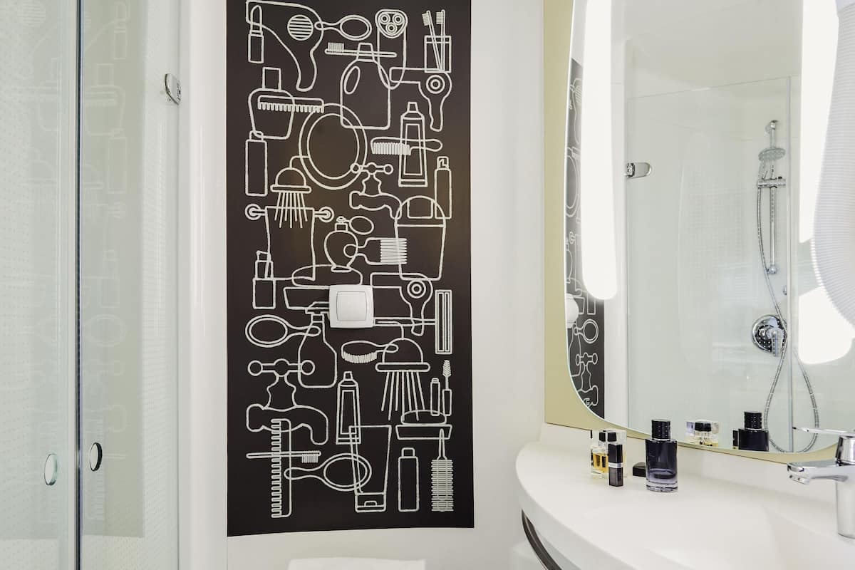 Literie de qualité, lit avec matelas à plateau-coussin, bureau