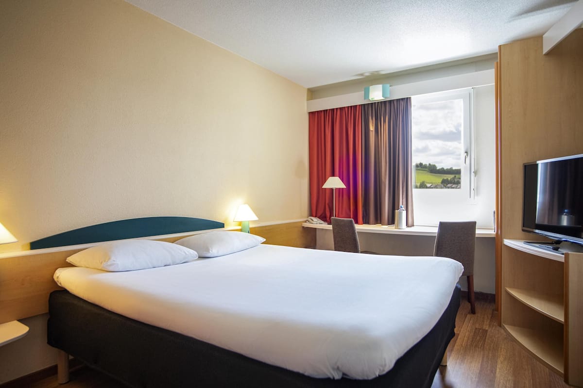 Executive-værelse - 1 dobbeltseng (minibar (soft drinks) and a tea stat) | Pengeskab på værelset, skrivebord, lydisolering, strygejern/strygebræt