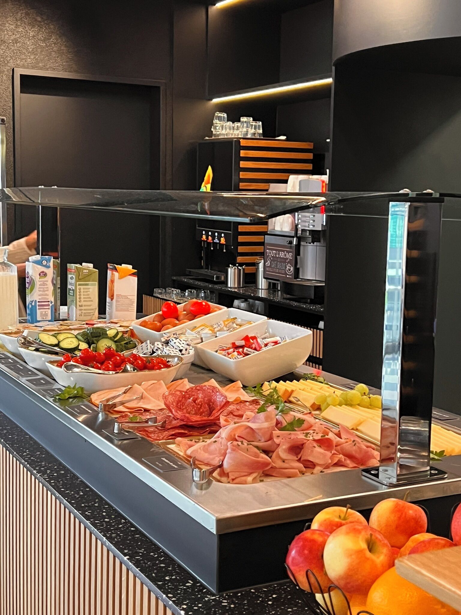 Petit déjeuner buffet (16 CHF par personne)