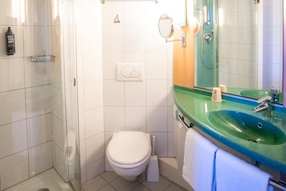 1 bedroom, in-room safe, desk, soundproofing