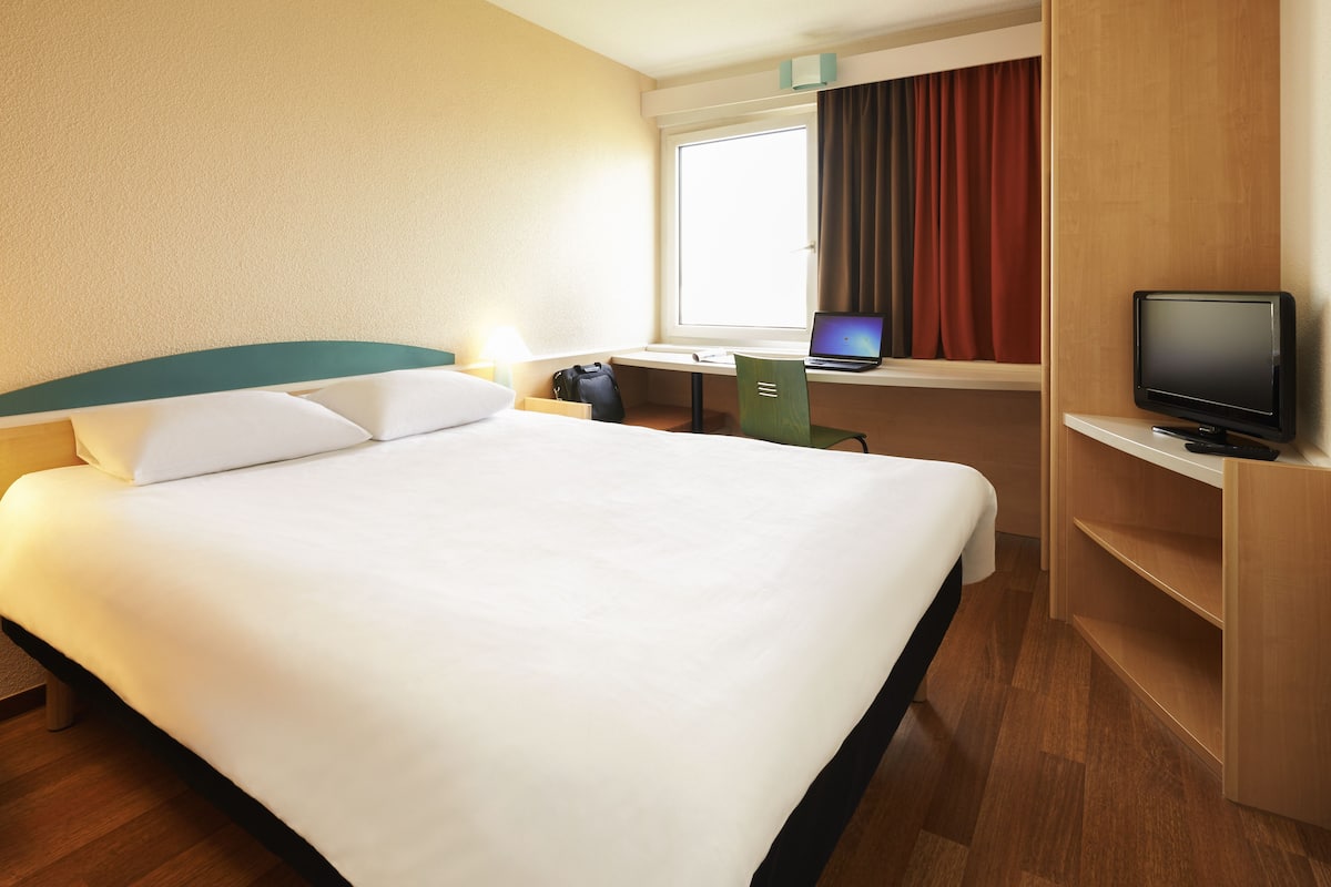 Dobbeltværelse - 1 dobbeltseng | Pengeskab på værelset, skrivebord, lydisolering, strygejern/strygebræt