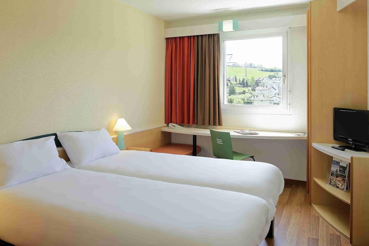 Room, 2 Twin Beds | 1 bedroom, in-room safe, desk, soundproofing