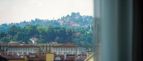 Vista de una colina con edificios y árboles.