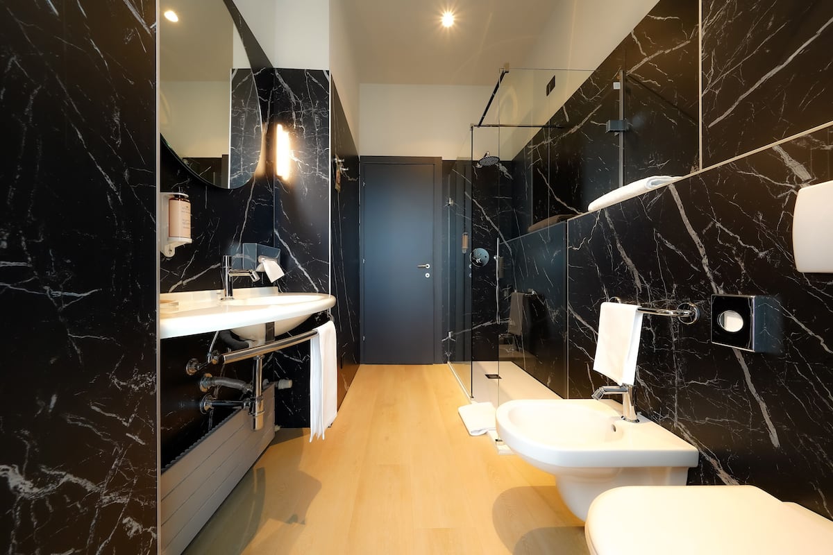 standard double room, 1 double bed | bathroom | combined shower/bathtub, eco-friendly toiletries, hair dryer, bidet