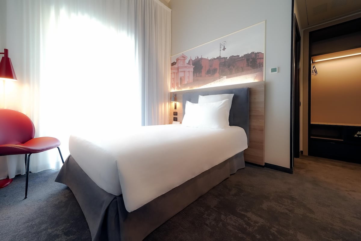 Standard Room, 1 Twin Bed | Premium bedding, minibar, in-room safe, desk