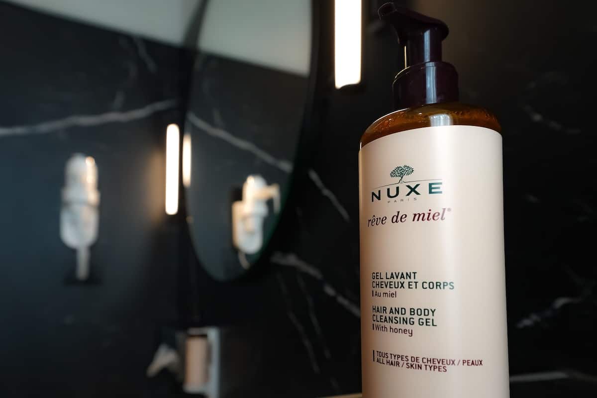 combined shower/bathtub, eco-friendly toiletries, hair dryer, bidet