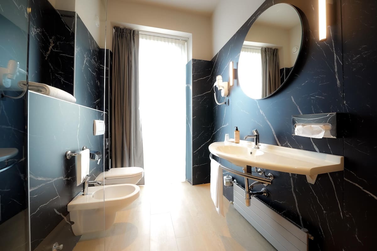 standard room, 2 single beds | premium bedding, minibar, in-room safe, desk