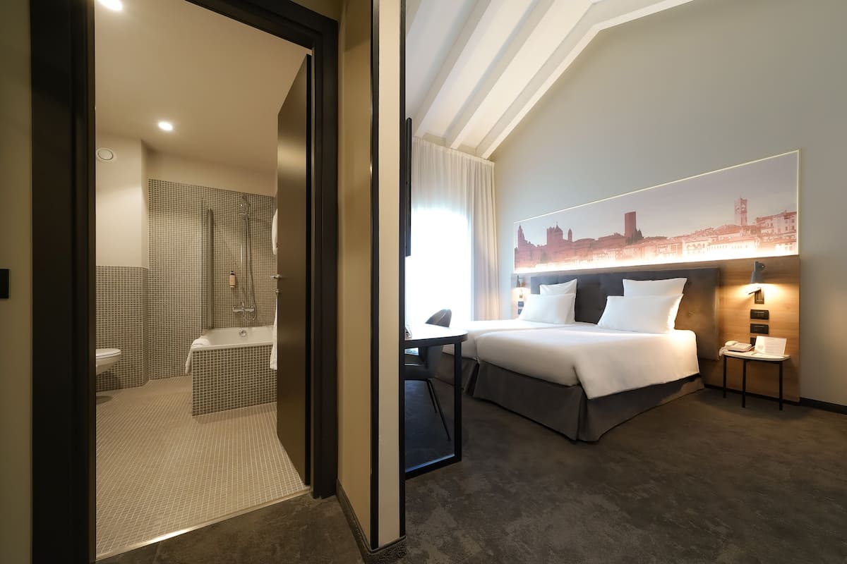 privilege, twin room, 2 single beds | premium bedding, minibar, in-room safe, desk