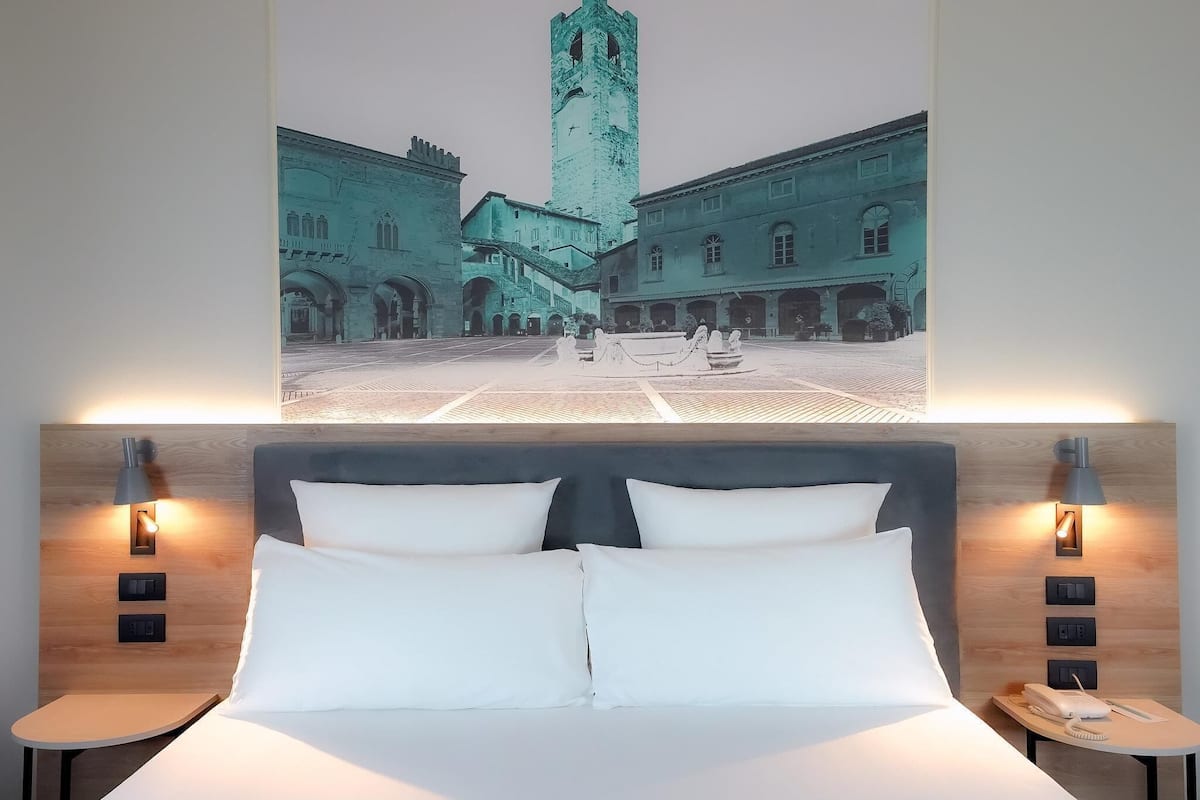 Standard Double Room, 1 Double Bed | Premium bedding, minibar, in-room safe, desk