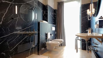 Hochwertige Bettwaren, Minibar, Zimmersafe, Schreibtisch