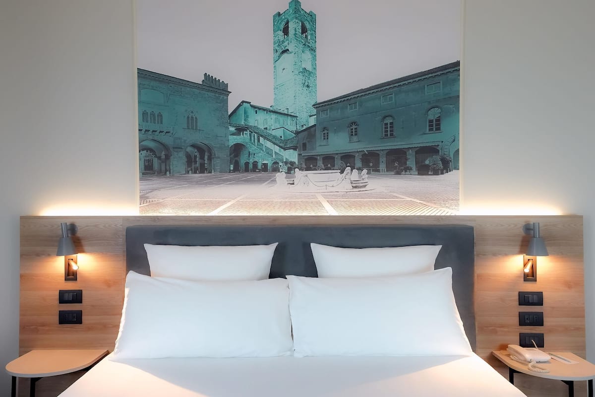 Standard Double Room, 1 Double Bed | Premium bedding, minibar, in-room safe, desk