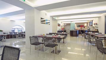 Daily full breakfast (EUR 9.90 per person)