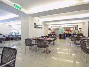 Se ofrece un desayuno completo (9.90 EUR por persona)