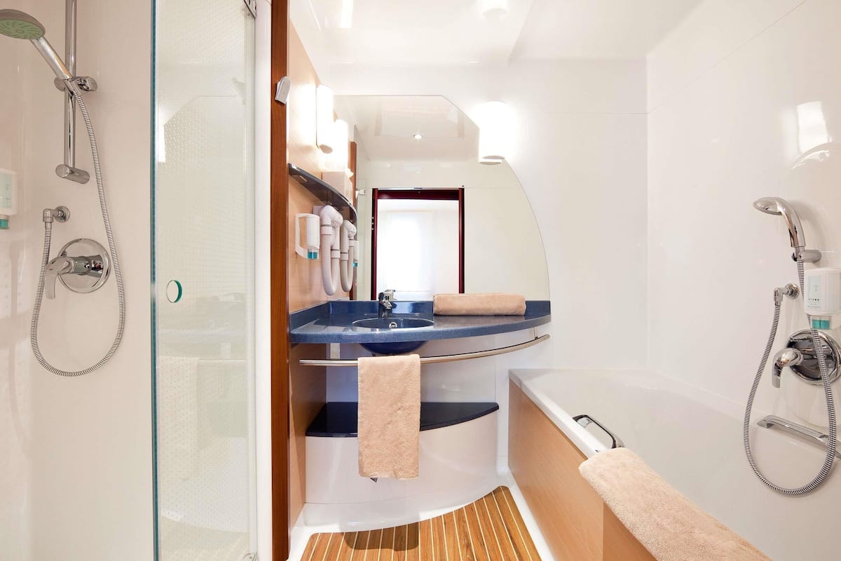 Roba de llit hipoal·lergògena, caixa forta a l'habitació i escriptori