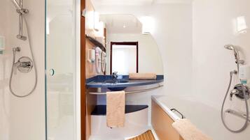 Hypo-allergenic bedding, in-room safe, desk, blackout drapes