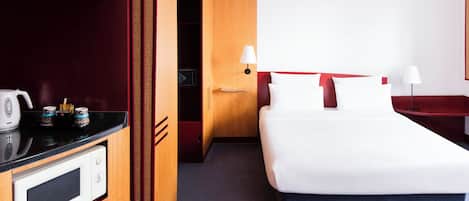 Hypo-allergenic bedding, in-room safe, desk, blackout drapes