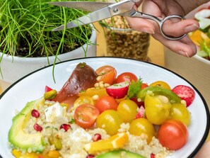 A plate of colorful salad with various vegetables and a pomegranate. - Novotel Suites Hannover (Hannover)