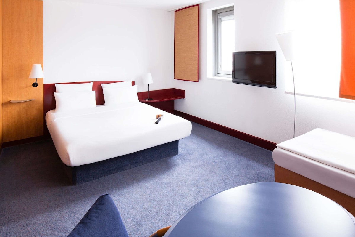 Hypo-allergenic bedding, in-room safe, desk, blackout curtains