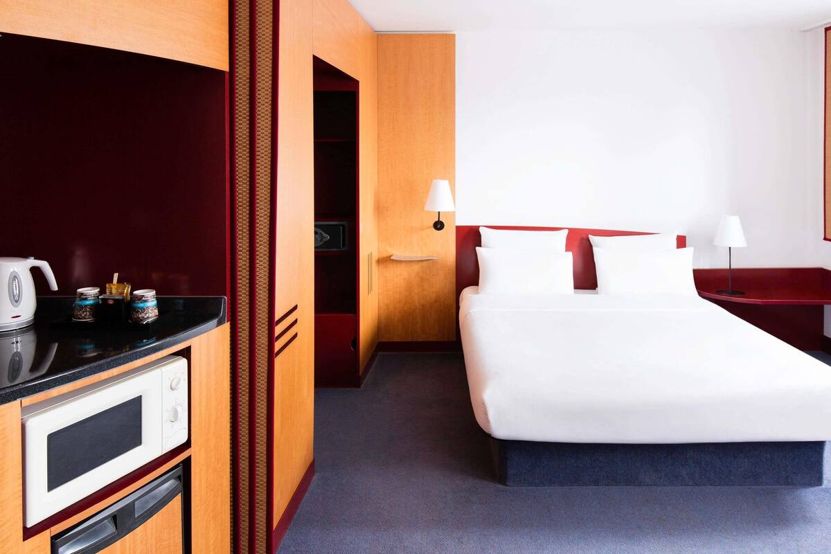 hypo-allergenic bedding, in-room safe, desk, blackout curtains