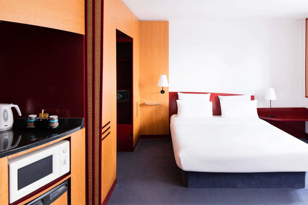 Allergitestade sängkläder, värdeförvaringsskåp på rummet och skrivbord