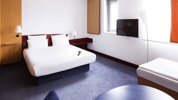 Ropa de cama hipoalergénica y caja de seguridad en la habitación