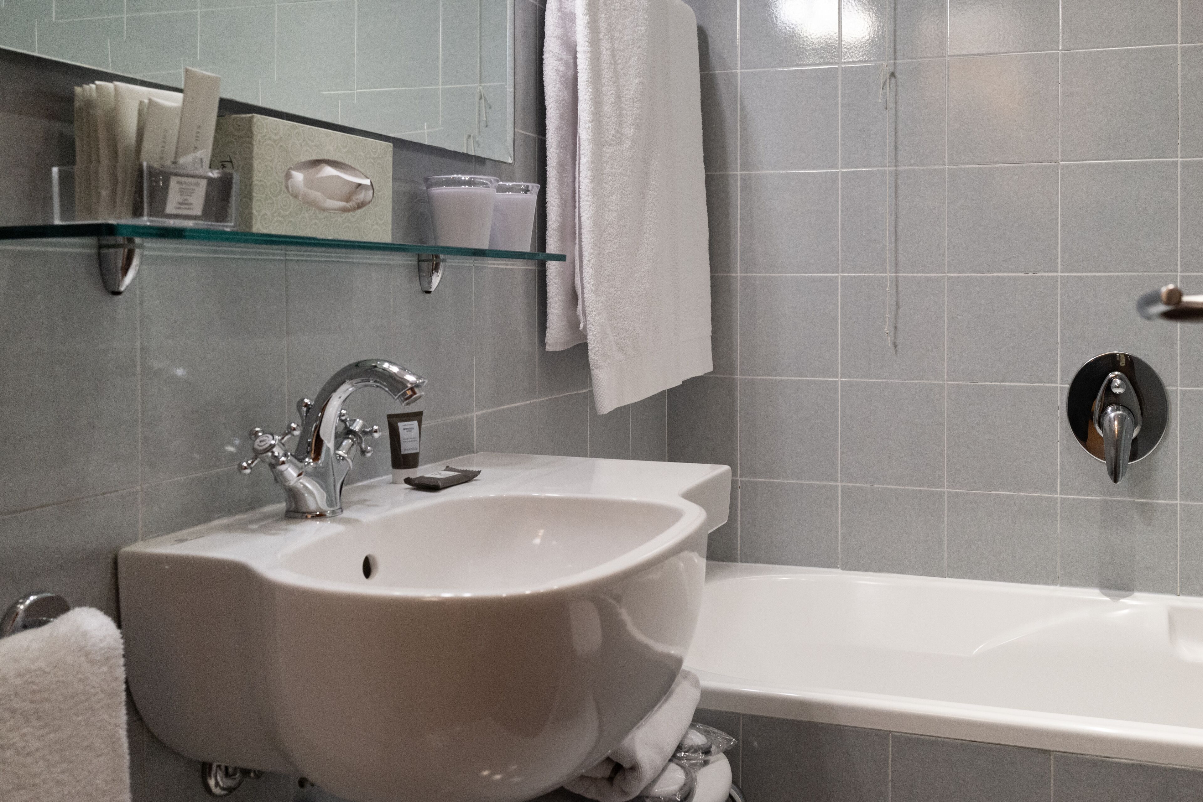 superior double room, terrace | bathroom | free toiletries, hair dryer, bathrobes, slippers