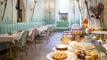 Ilmainen päivittäinen mannermainen aamiainen