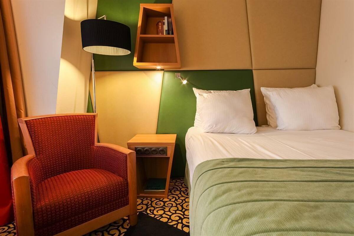 Dobbeltrom | Minibar, safe på rommet, skrivebord og blendingsgardiner