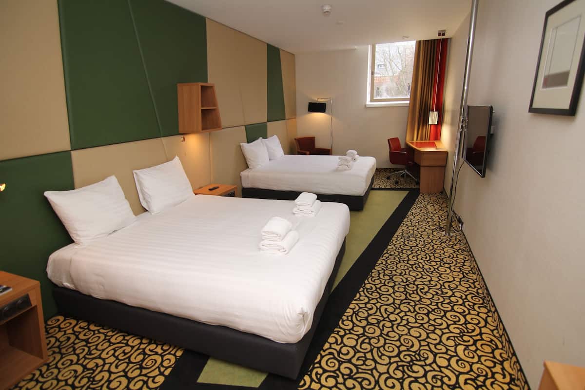 Quadruple Room | Minibar, in-room safe, desk, blackout drapes