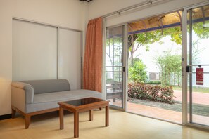 มินิบาร์, ตู้นิรภัยในห้องพัก, โต๊ะทำงาน, ผ้าม่านกันแสง