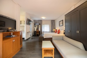 Super Deluxe Cottage | Minibar, in-room safe, desk, blackout drapes